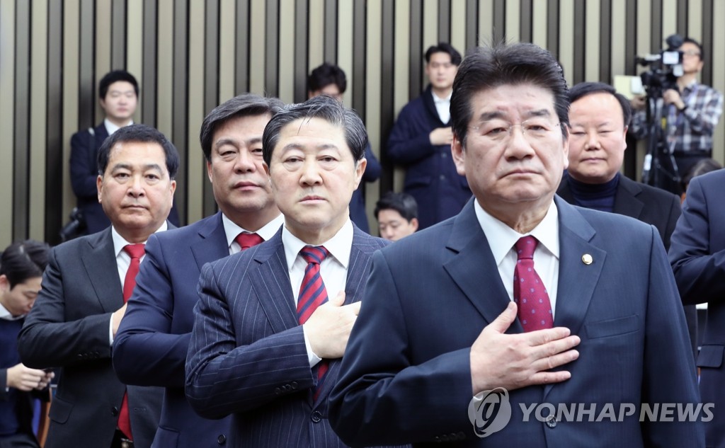 국민의례 하는 한국당 원내대표 후보자들
