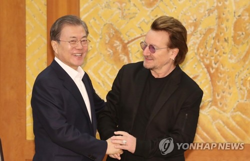 문 대통령, 록밴드 'U2' 보노와 인사