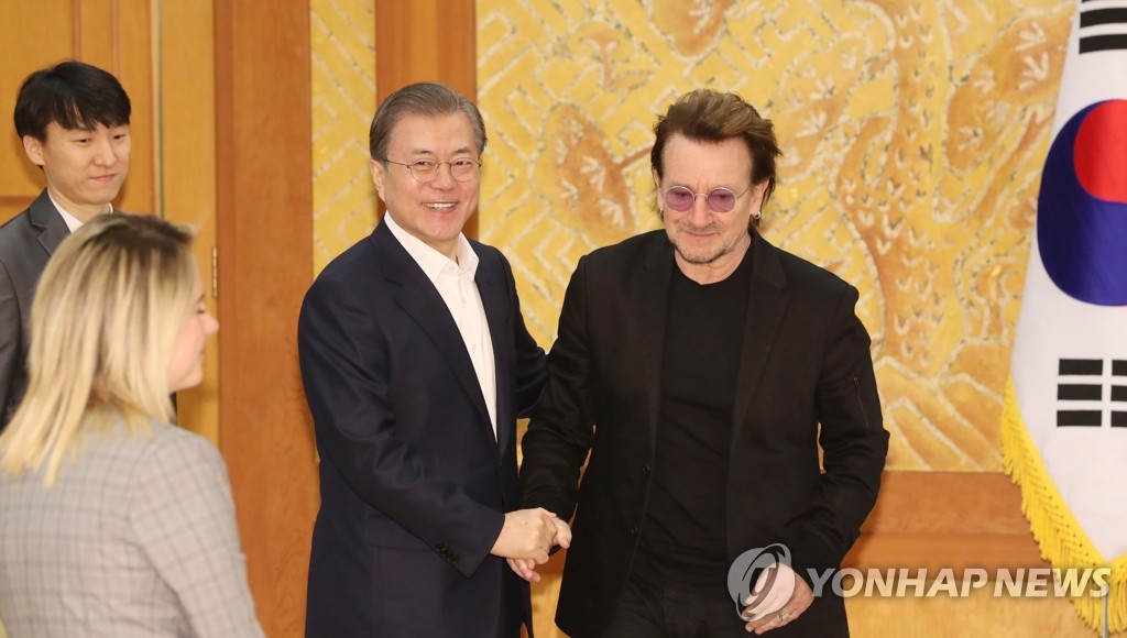 록밴드 'U2' 보노와 인사 나누는 문 대통령