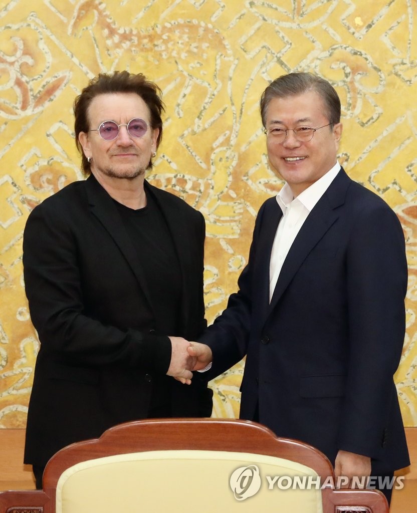 Moon meets leader of rock band U2 Moon meets leader of rock band U2