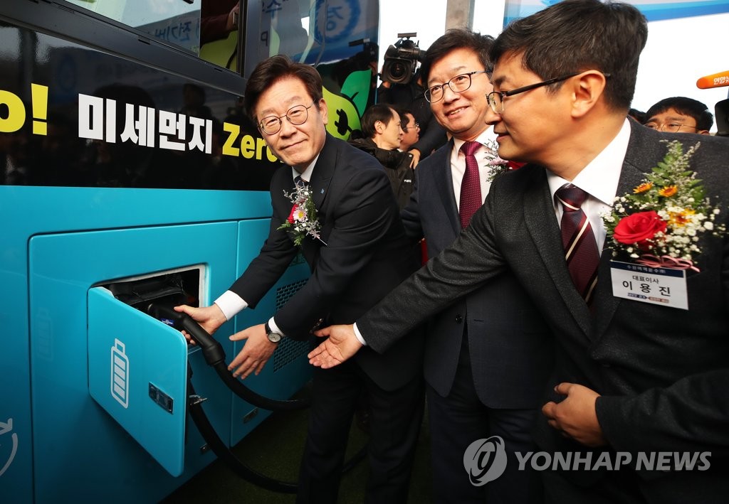 전기버스 충전하는 이재명 경기지사