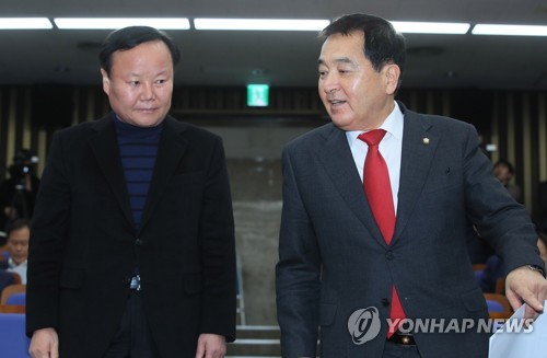 의총 입장하는 심재철 김재원