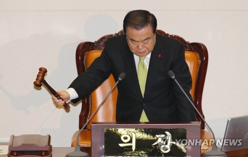 본회의 개의 선언하는 문희상 의장