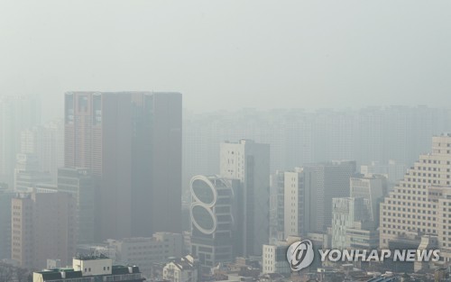 미세먼지로 뿌옇게 보이는 서울