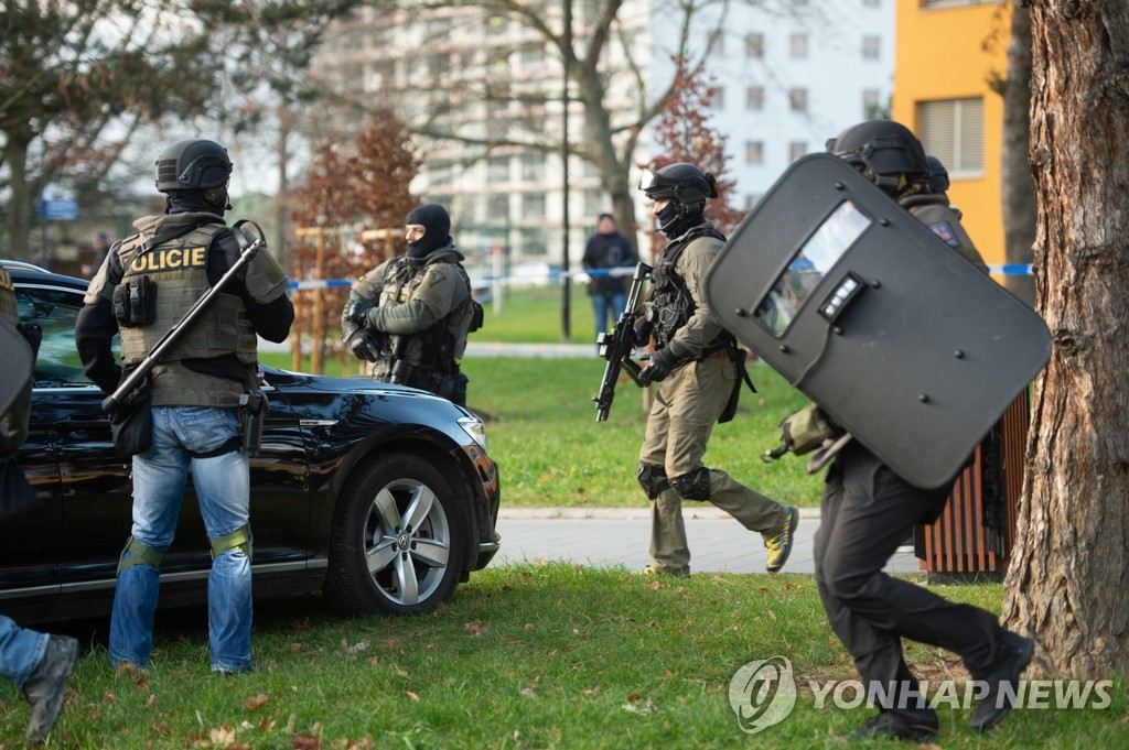 총격 현장 출동하는 체코 무장 경찰