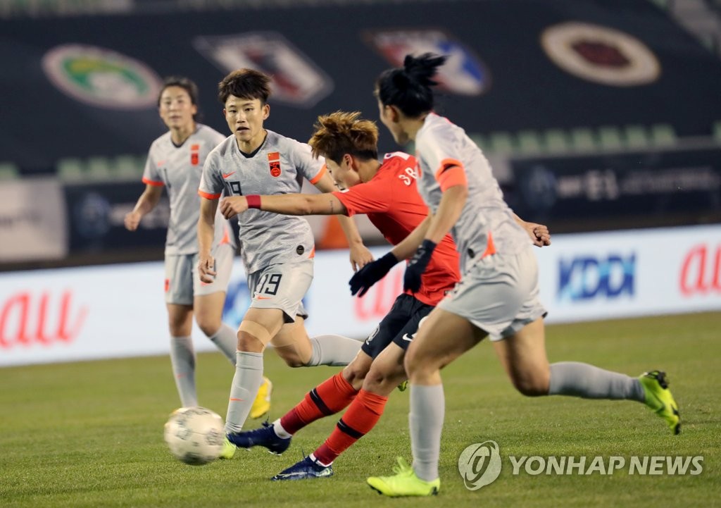 한국과 중국의 여자축구대표팀 경기 장면