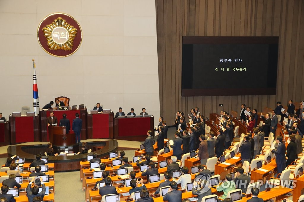 한국당 항의 속 예산 통과 인사하는 이 총리