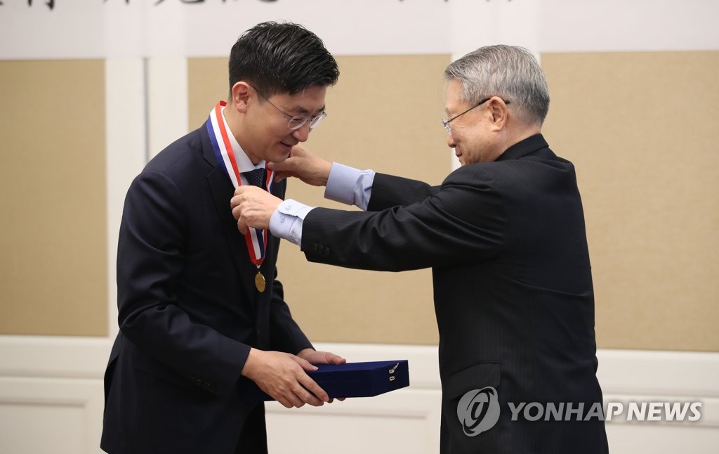 백봉신사상 대상 수상하는 김세연