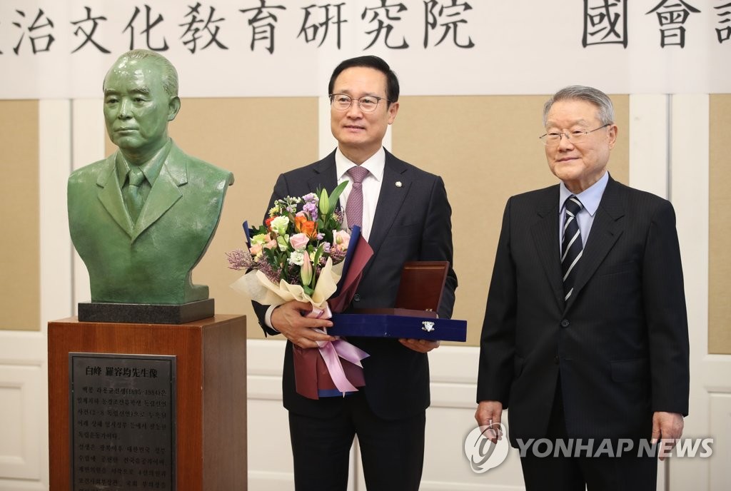 백봉신사상 수상하는 홍영표