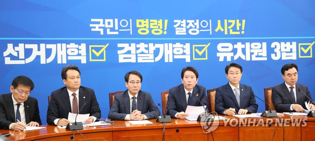 민주당 정책조정회의 발언하는 이인영 원내대표