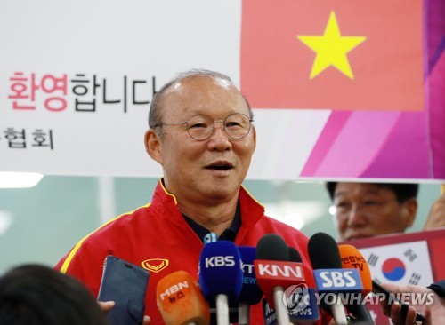 우승 소감 말하는 박항서