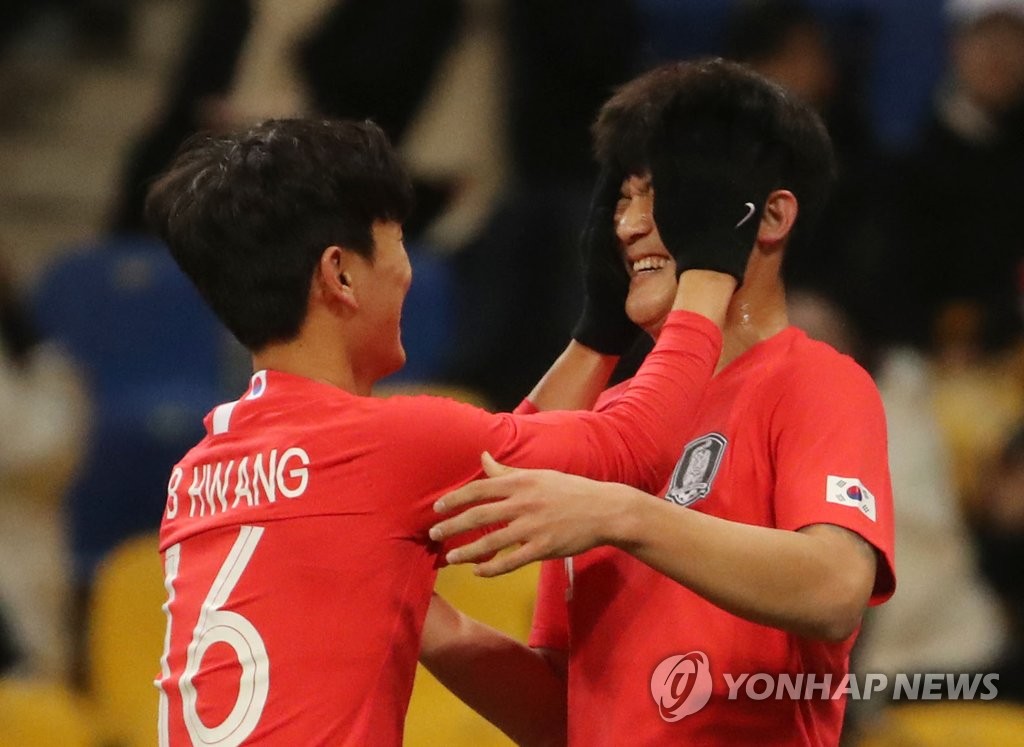 황인범(왼쪽)과 김민재.