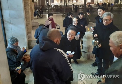 바티칸 노숙인들에게 온정의 손길 전하는 박야고보 수녀