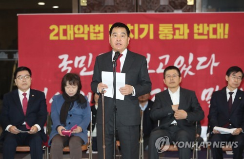 발언하는 심재철 원내대표