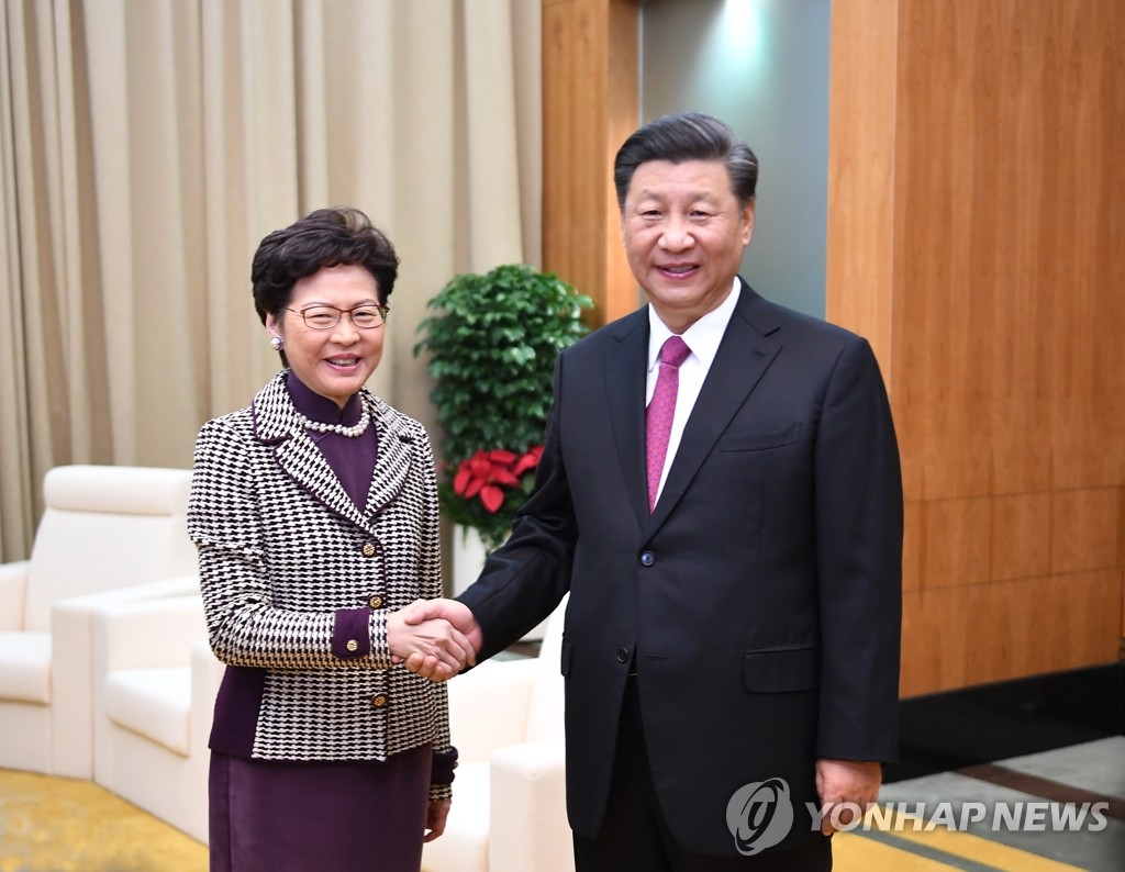 홍콩 행정장관 다시 만난 시진핑 중국 주석