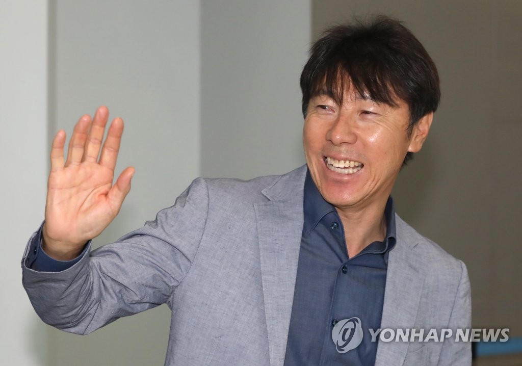 출국하는 신태용 감독