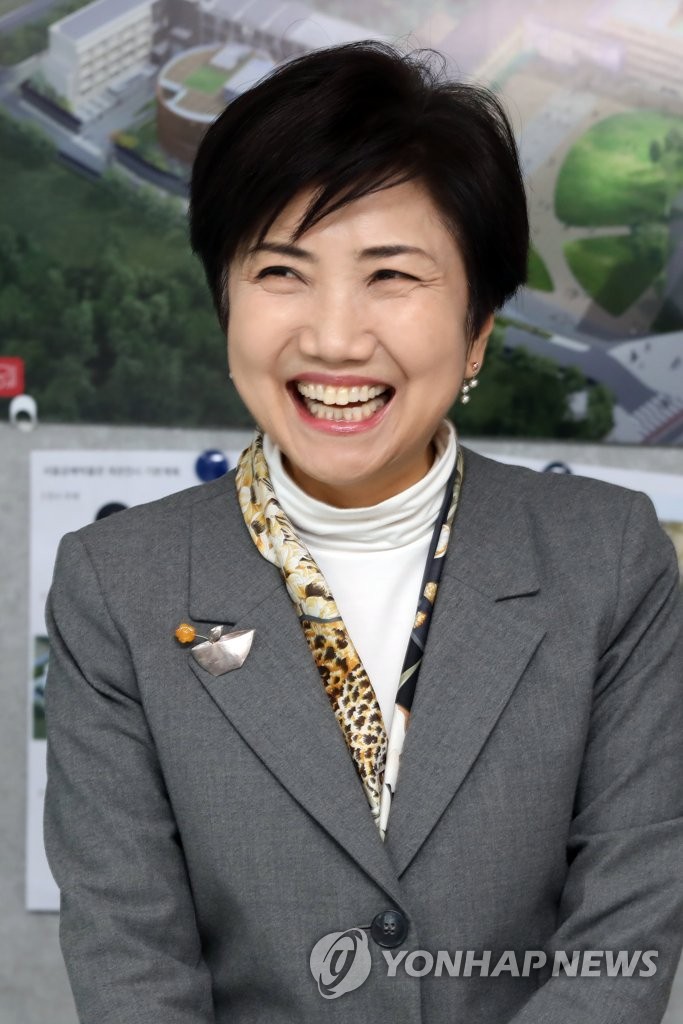 인터뷰하는 김정화 관장