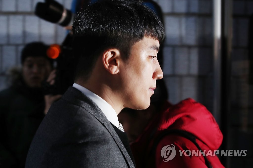 Seungri, a former member of K-pop group BIGBANG, arrives at the Seoul Central District Court in southern Seoul on Jan. 13, 2020, to attend an arrest warrant hearing. (Yonhap) 