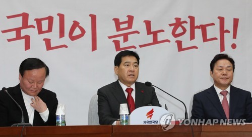 발언하는 심재철 원내대표