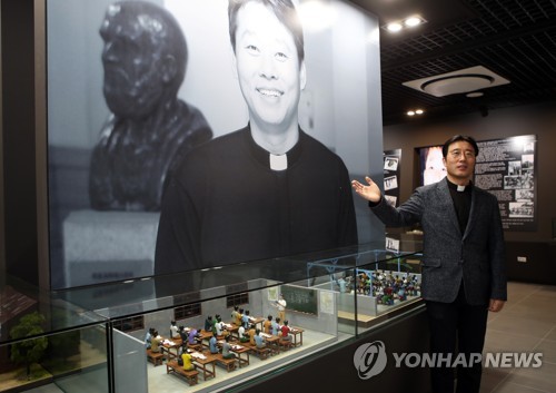 이태석 신부 기념관 설명하는 이세바 신부