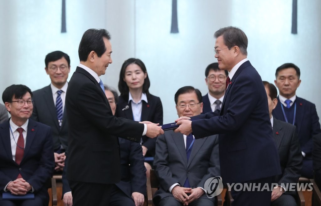 新首相に任命状 新首相に任命状