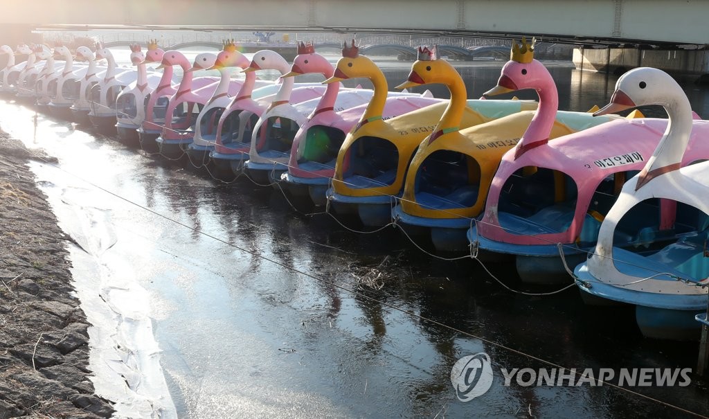 꽁꽁 언 강물에 발 묶인 오리배