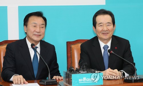 이야기 나누는 정세균 총리와 손학규 대표