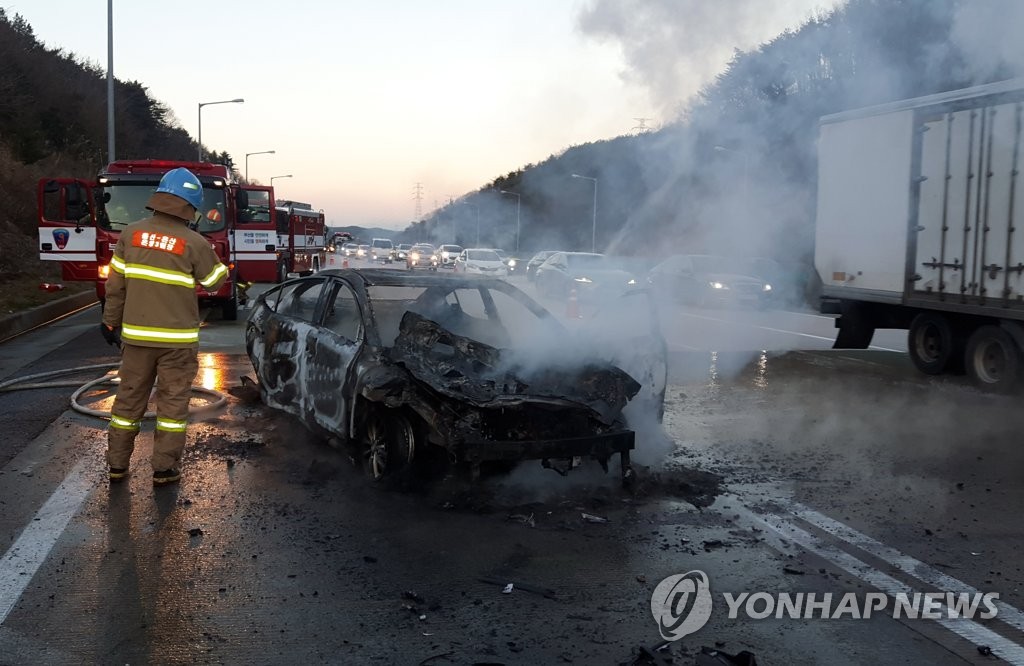 고속도로 휴게소 입구 전소된 차량