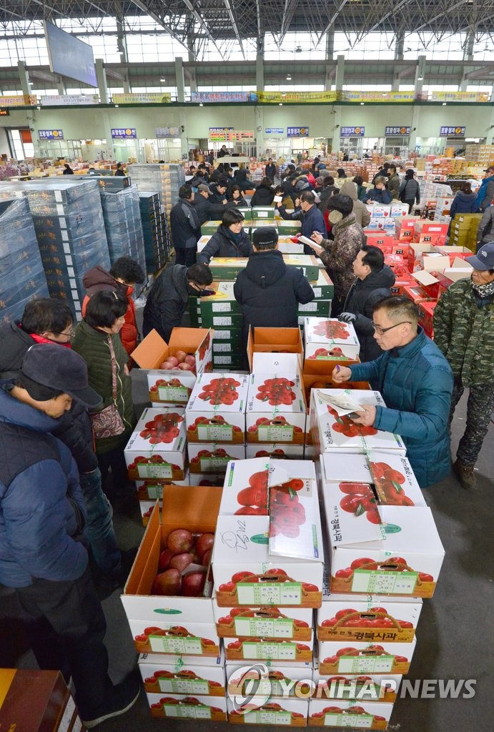 Market bustles ahead of holiday Market bustles ahead of holiday