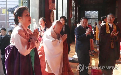 신년 하례법회 들어서는 김정숙 여사