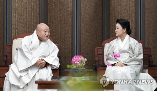 원행스님과 대화하는 김정숙 여사