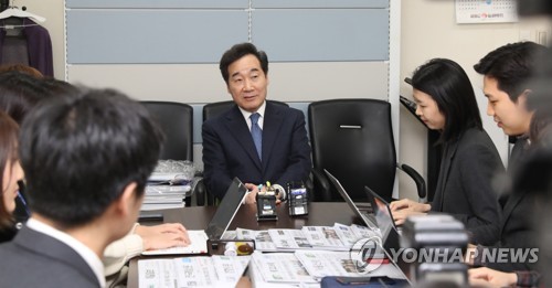 기자질문에 답하는 이낙연 전 총리