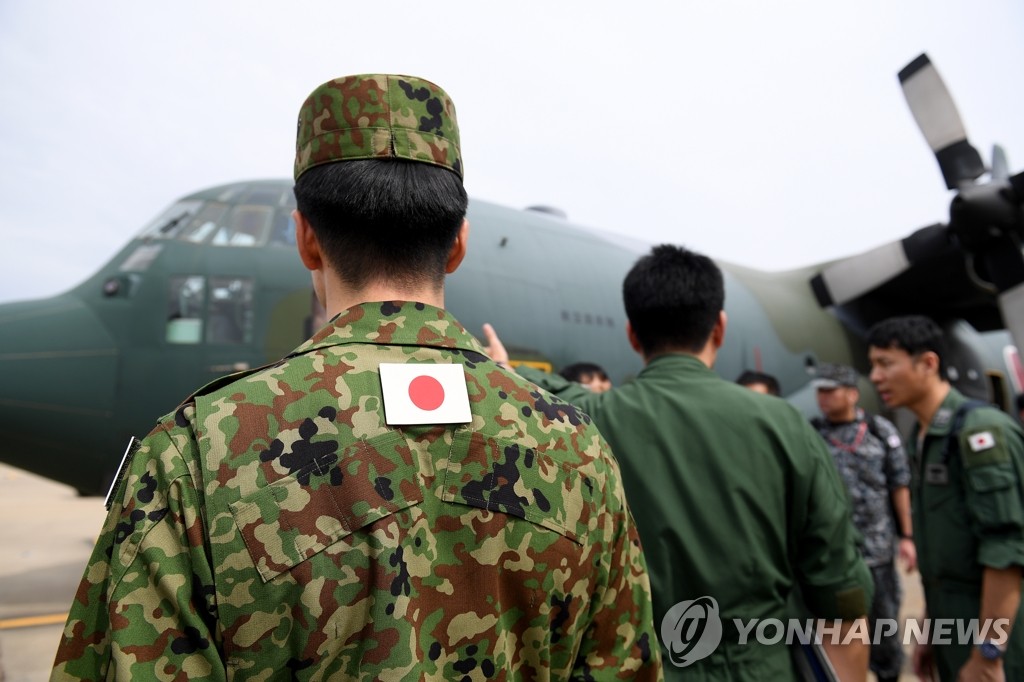 호주 공군기지에 도착한 일본 재난구호대원들