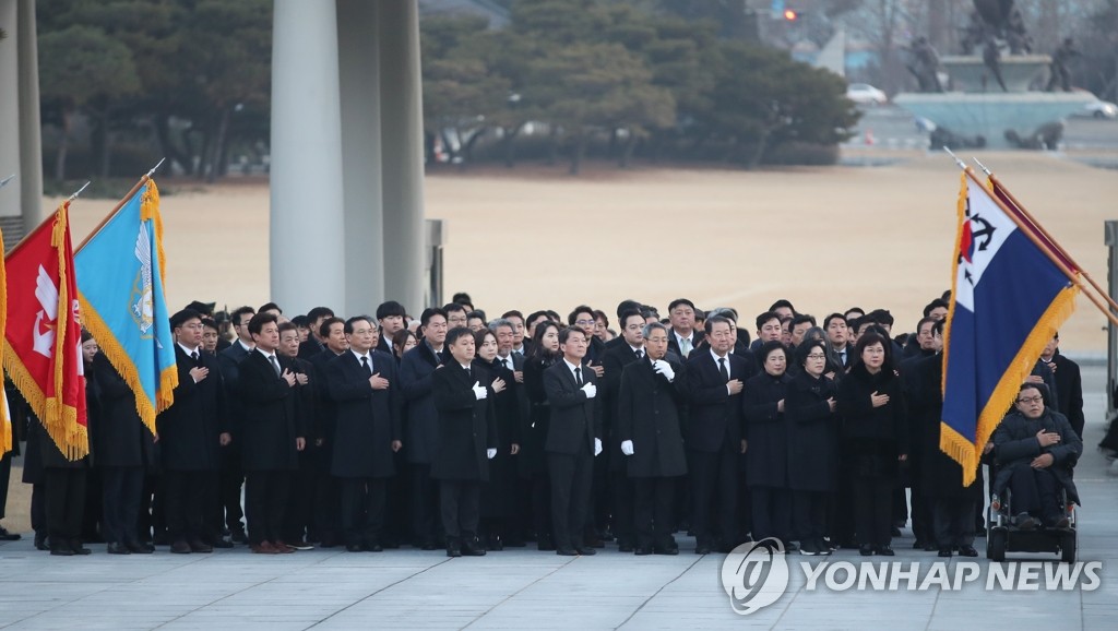 현충원 참배하는 안철수