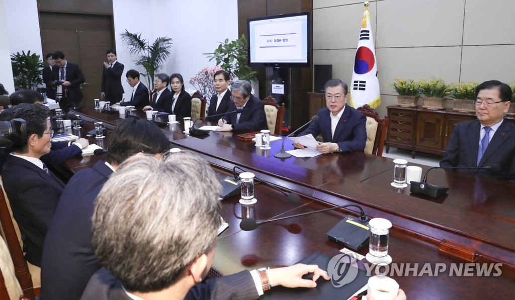 President Moon Jae-in (2nd from R) speaks at a meeting with his senior Cheong Wa Dae aides on Jan. 20, 2020. (Yonhap)