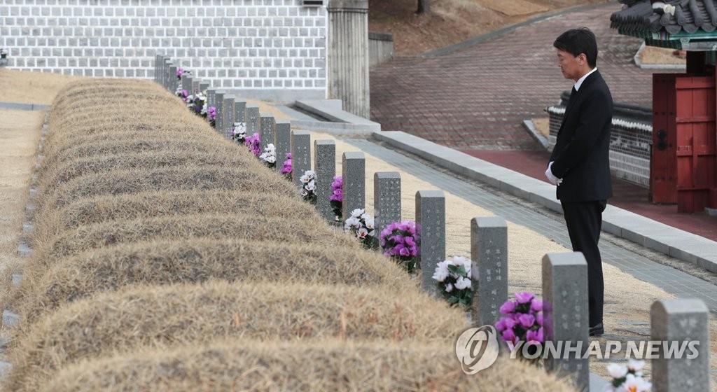 윤상원 열사 묘역 앞에서 묵념하는 안철수