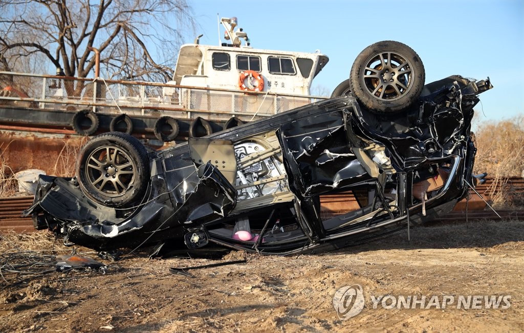 성산대교 난간 뚫고 추락한 차량