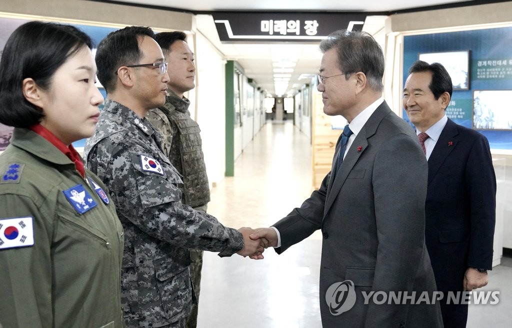 헝가리 유람선 구조작전팀장 격려하는 문 대통령