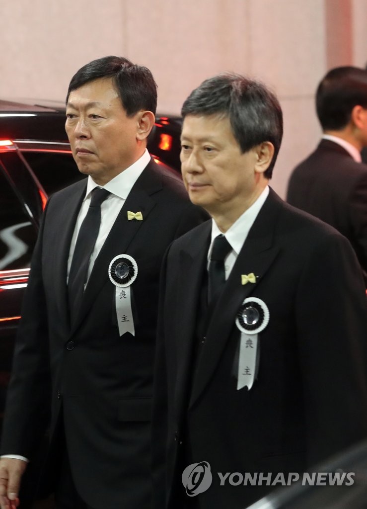 ロッテ創業者 葬儀場から出棺 ロッテ創業者 葬儀場から出棺