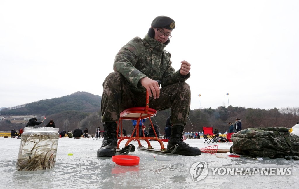군 장병 빙어 낚시 삼매경