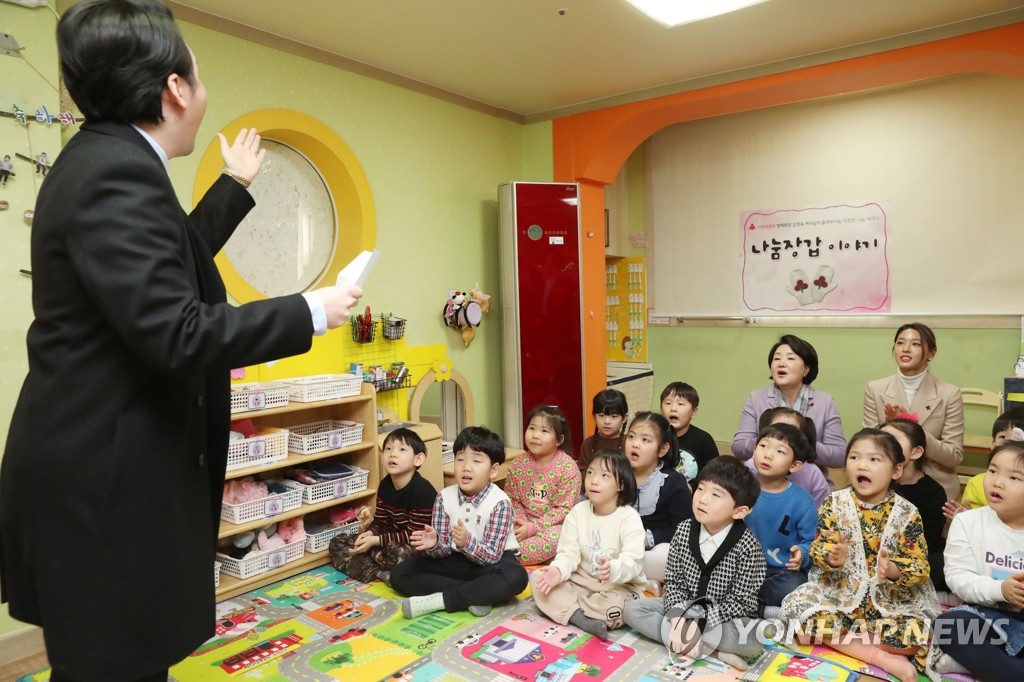 임형주 씨 노래 듣는 김정숙 여사