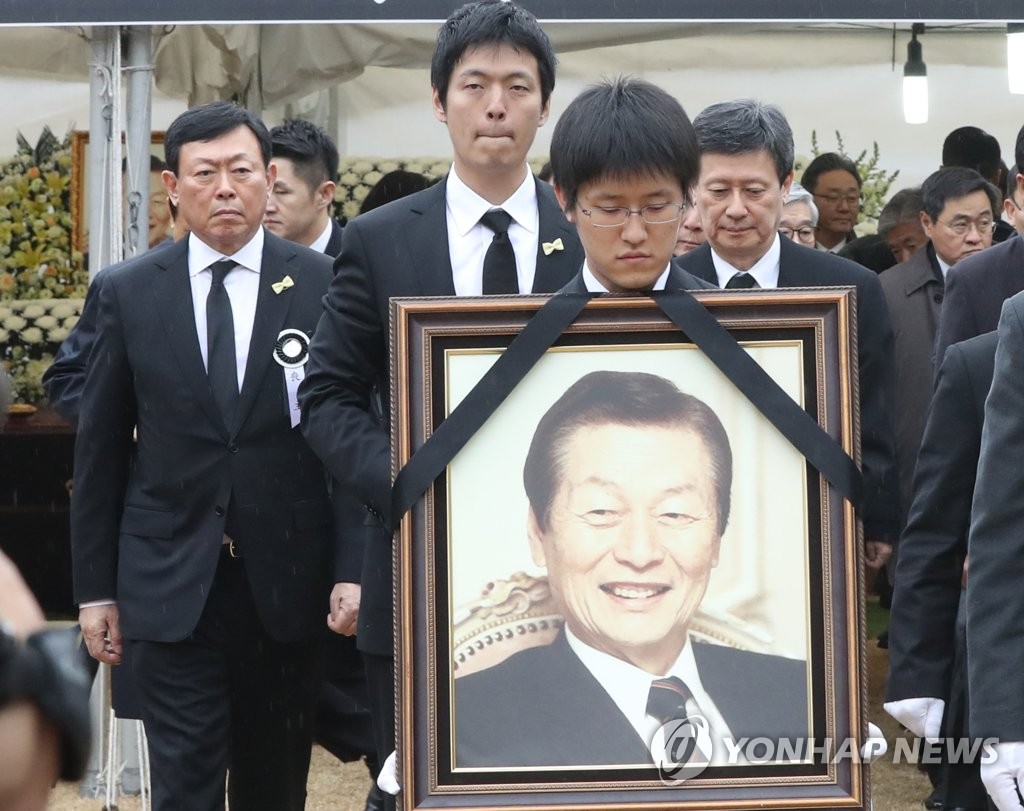 고 신격호 회장 영정 따르는 신동주·신동빈