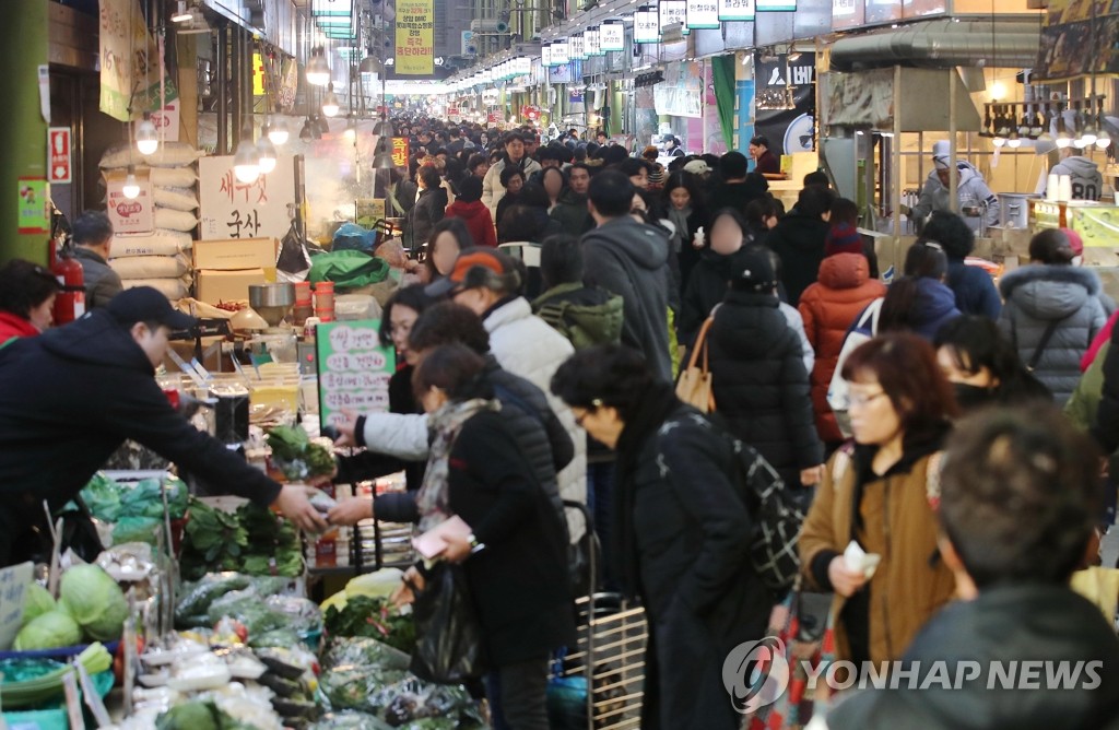설 앞두고 전통시장 찾은 시민들
