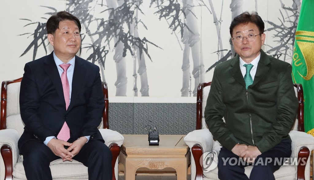 질문에 답하는 경북도지사와 대구시장