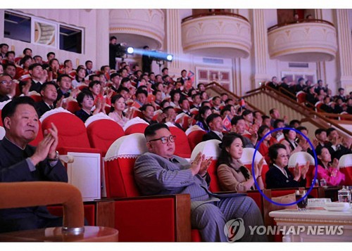 김정은, 설 공연 관람…고모 김경희도 참석