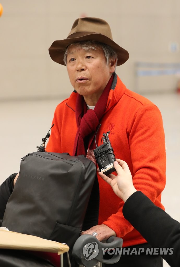 네팔 실종자 수색 상황 설명하는 엄홍길 대장