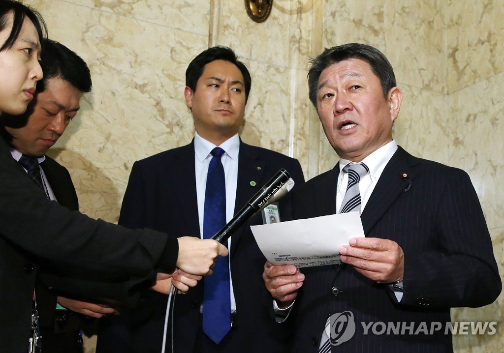 '일본인 귀국 전세기 급파' 발표하는 모테기 외무상