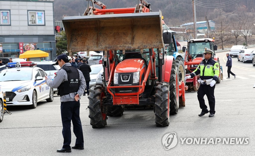 경찰과 대치 중인 아산 주민
