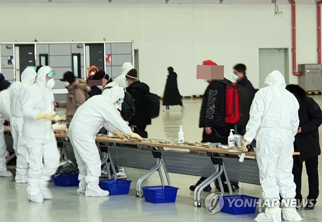 출입국 현장 점검하는 행안부 지원단원들