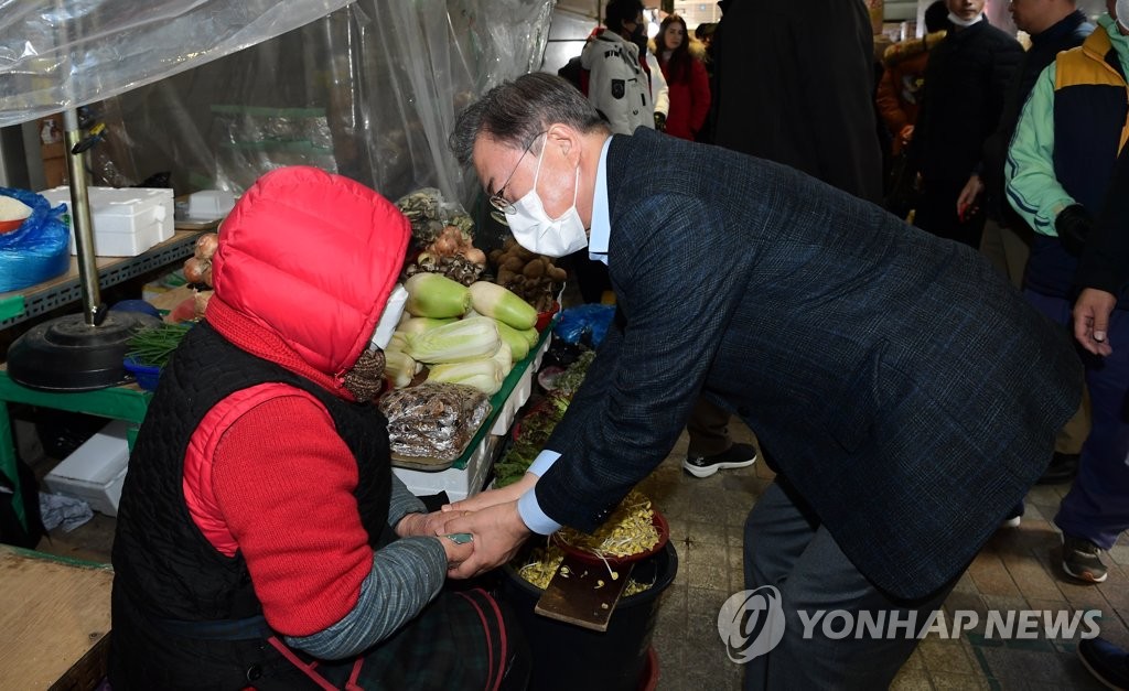 시장 상인과 인사하는 문 대통령